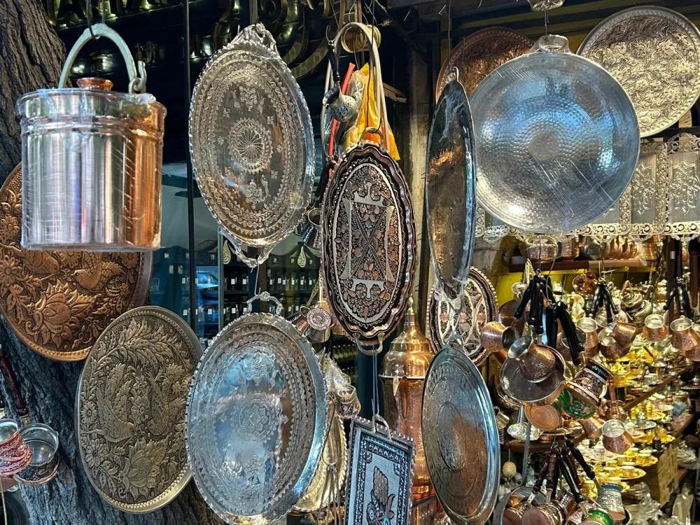 schalen in kraam op bazaar